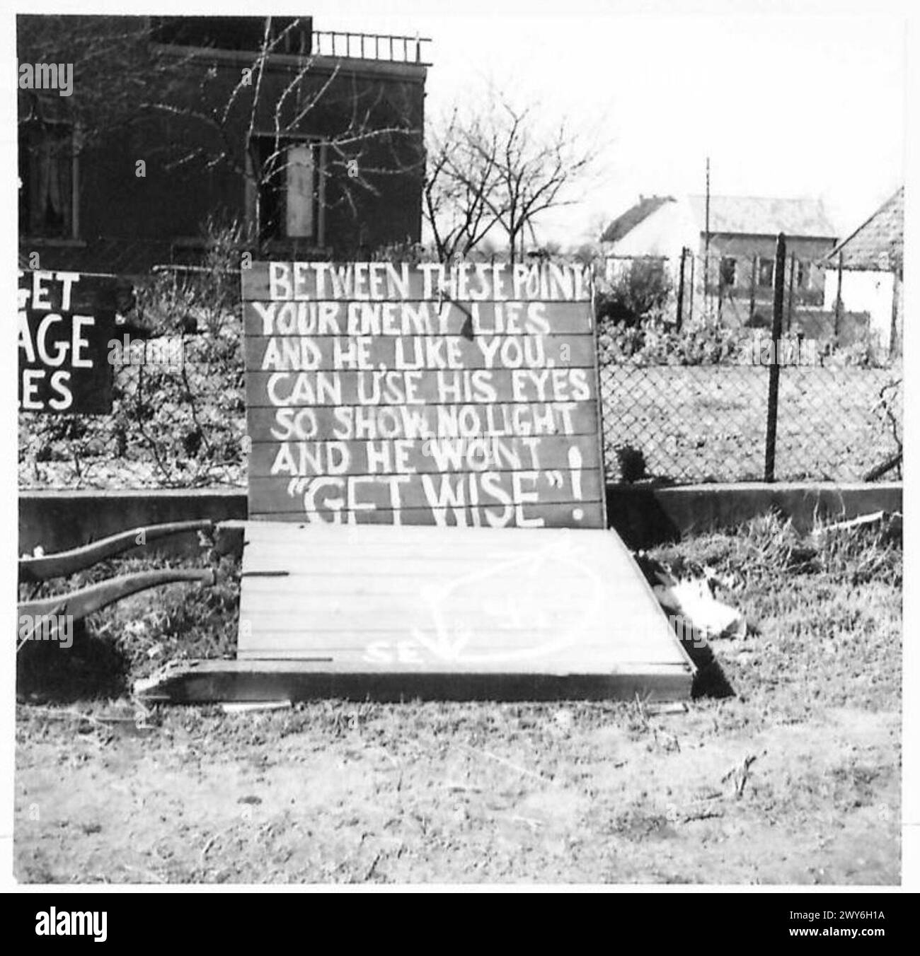 Un cartello di avvertimento è posizionato per le truppe dell'esercito britannico come parte dei preparativi per la battaglia sul Reno, il 21st Army Group, per coordinare il movimento e la sicurezza. Foto Stock