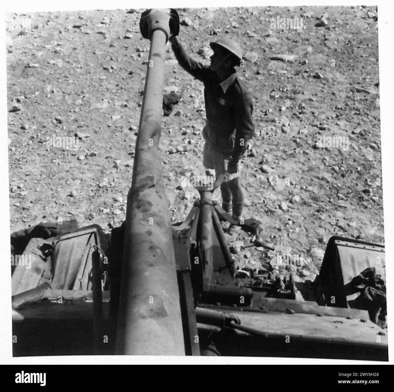 Il figlio maggiore e padre della famiglia Kowalski, membri dell'esercito polacco ad est, sono ritratti durante l'evacuazione di soldati e civili polacchi dall'Unione Sovietica in Persia nel 1942, dopo il rilascio dalla prigionia russa in base all'accordo Sikorski-Mayski. Foto Stock