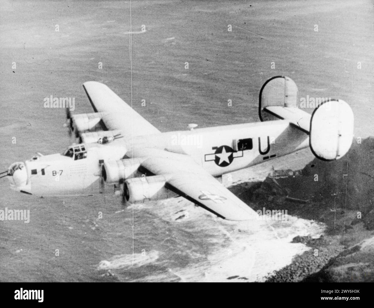 US Navy PB4Y-1 Liberator B-7/U del VPB-105 vola con il comando costiero nel 1945. Tre squadroni (VPB-103, -105, -110) erano in prestito al Coastal Command, Uniti a Dunkeswell dal VPB-114, che operava su velivoli basati su B-24J. Foto Stock
