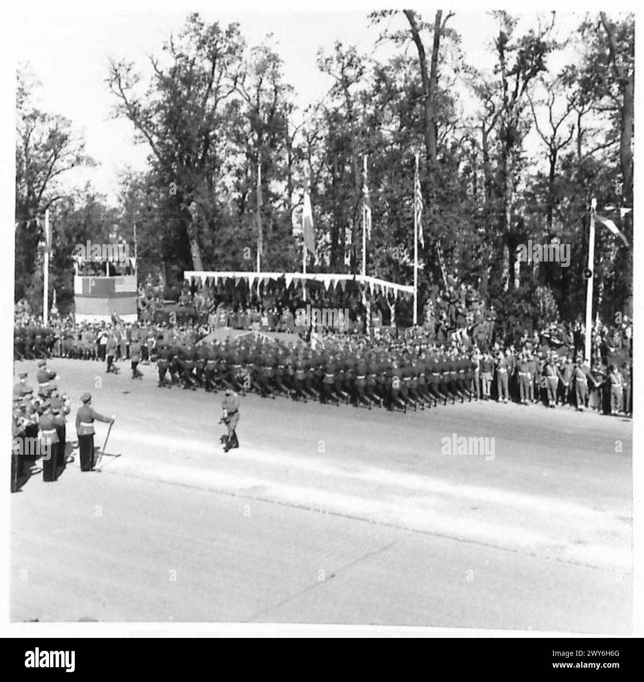 La fanteria russa passa una base salutare durante la Parata delle quattro Nazioni del V.J. Day, osservata dall'esercito britannico del Reno. Foto Stock