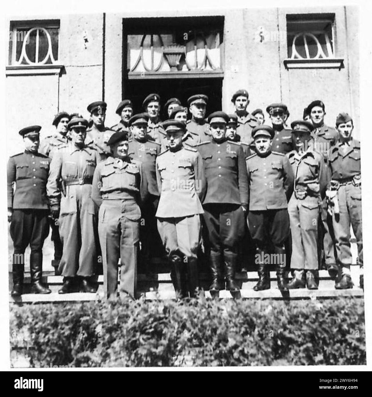 Il feldmaresciallo Bernard Montgomery dell'esercito britannico incontra il maresciallo Konstantin Rokossovsky dell'esercito sovietico, fotografato con i rispettivi membri del personale durante la seconda guerra mondiale Foto Stock