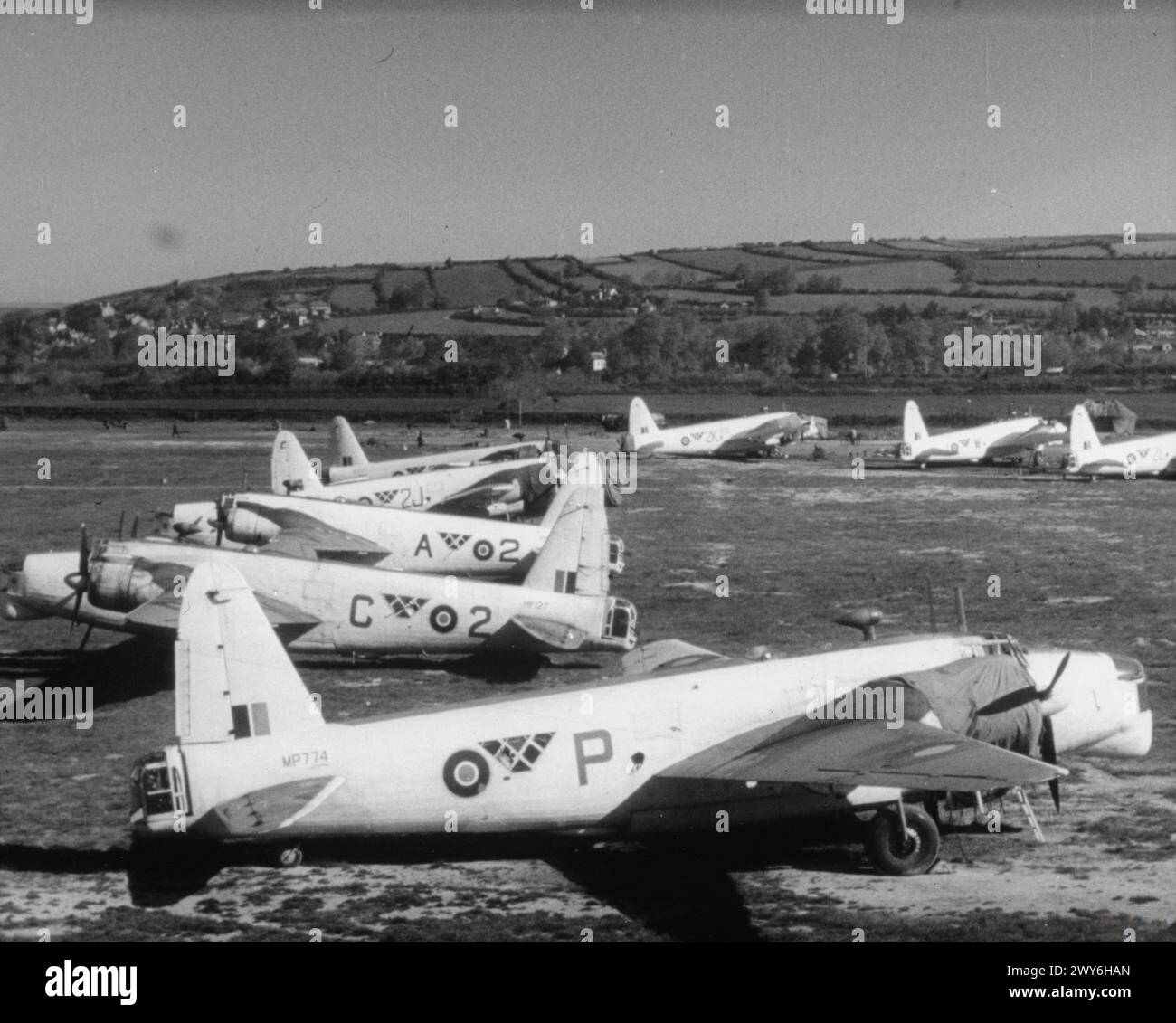 COMANDO COSTIERO DELLA ROYAL AIR FORCE, 1939-1945. - Vickers Wellington Gr Mark XIV a Chivenor, Devon. In primo piano c'è l'MP774 "P" del No. 179 Squadron RAF, mentre gli altri aerei (incluso l'HF127 "2-C") appartengono al No. 407 Squadron RCAF. , Royal Air Force, Royal Air Force Regiment, Sqdn, 179, Royal Canadian Air Force, Elementary Flying Training School, 34, Assiniboia, Canada Foto Stock