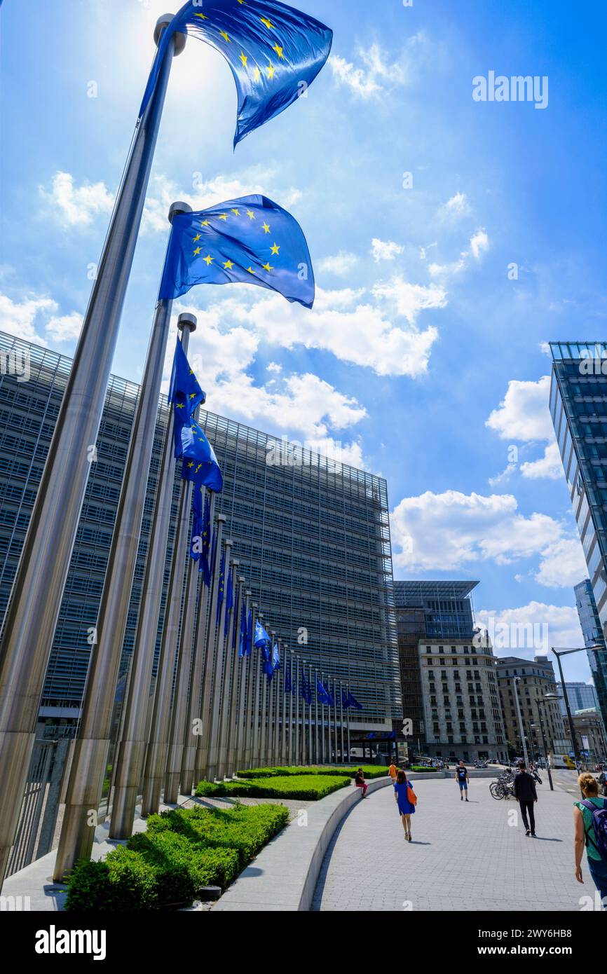 Il Belgio, Bruxelles: bandiere europee di fronte all'edificio Berlaymont, sede della Commissione europea. Bandiera europea consistente in un cerchio Foto Stock