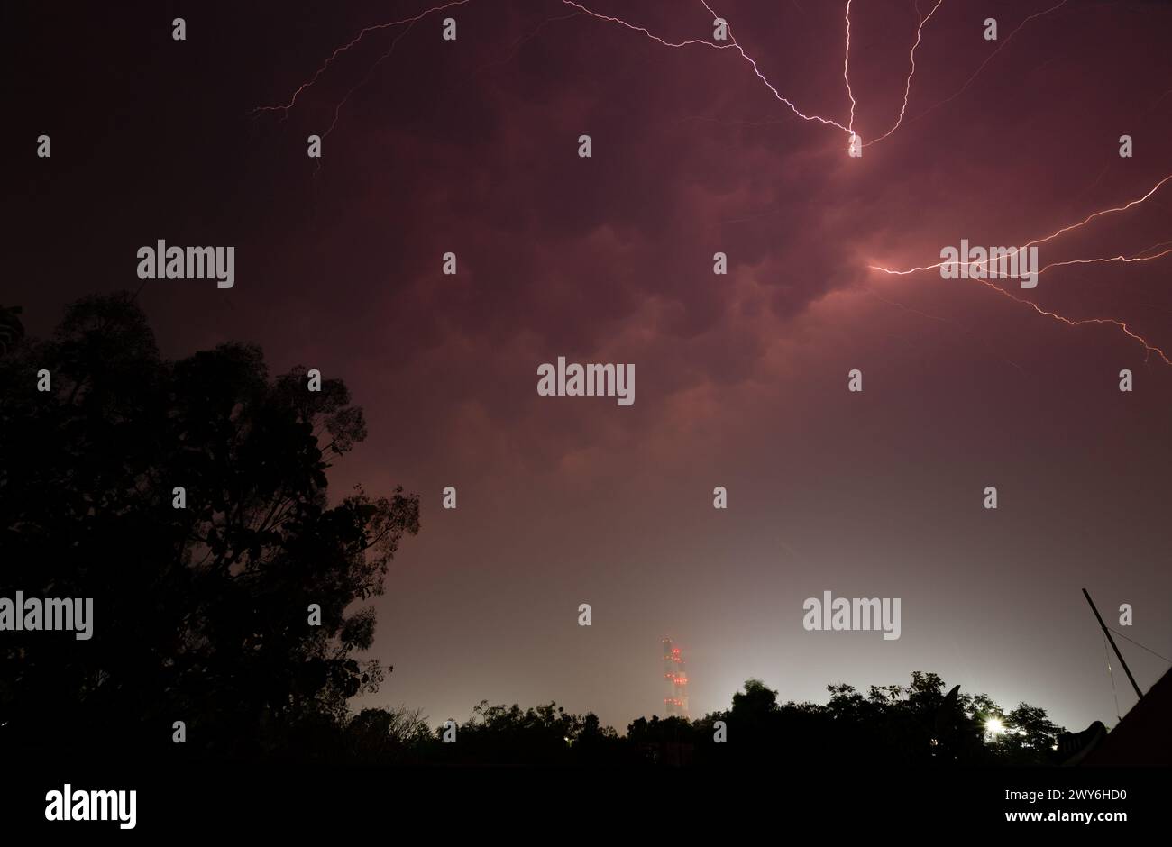 Una vista notturna del cielo con enormi tuoni e fulmini in un clima tempestoso Foto Stock