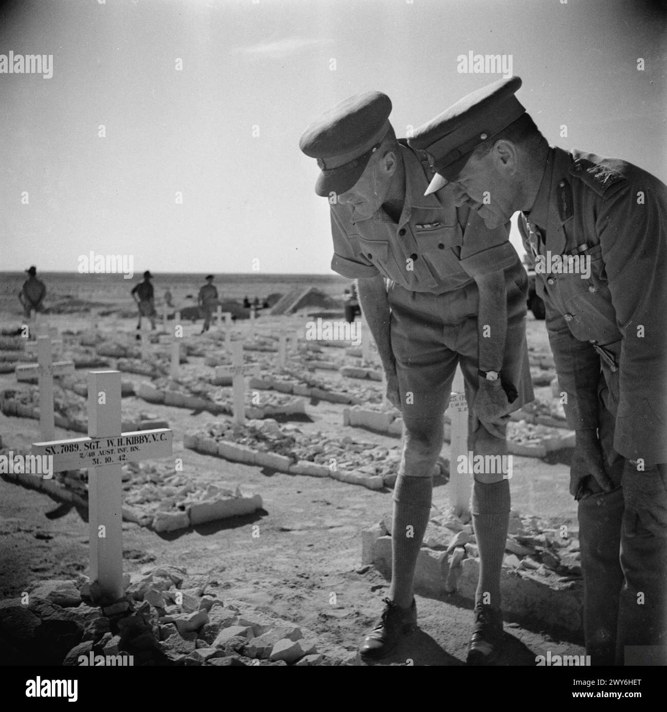 Il maggior generale Williams e il colonnello Hoffman della War Graves Commission esaminano la tomba del sergente Kibby, VC, del Battaglione di Fanteria Australiano del 2-48 al cimitero di Alamein, morto il 31 ottobre 1942. Foto Stock