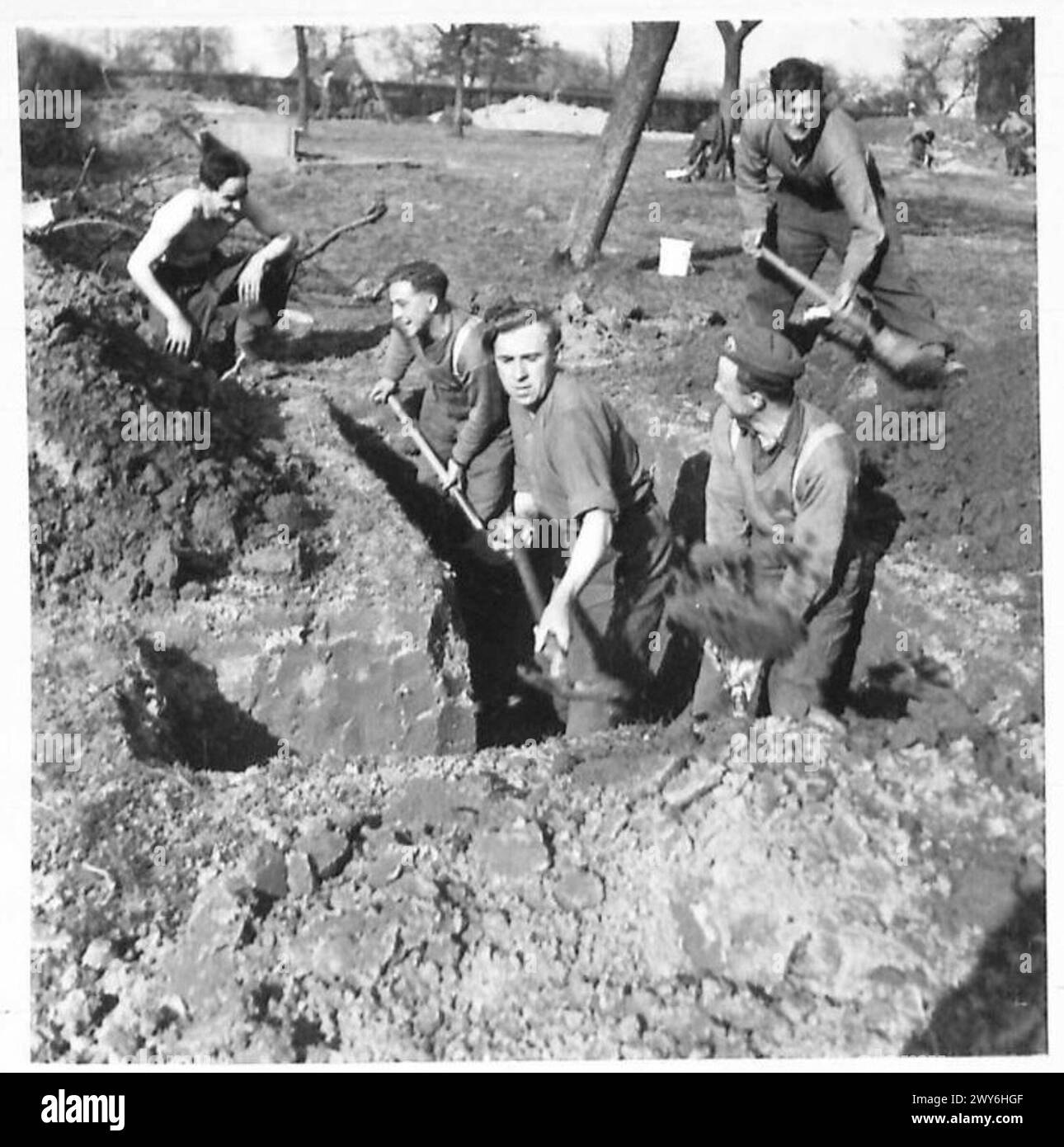 I soldati della Royal Berkshires che si preparano per il Rhine attraversando il movimento Control scavarono entro 300 metri dal Reno, in attesa dell'assalto, British Army, 21st Army Group. Foto Stock