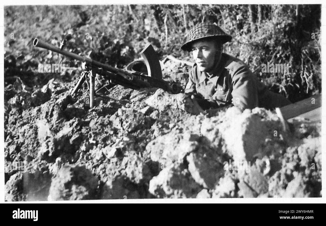 CPL W. C. Pethwick, all'età di 26 anni, dell'esercito britannico, avanzò verso il fiume Maas in Normandia; gli fu assegnata la Distinguished Conduct Medal per le sue azioni. Foto Stock