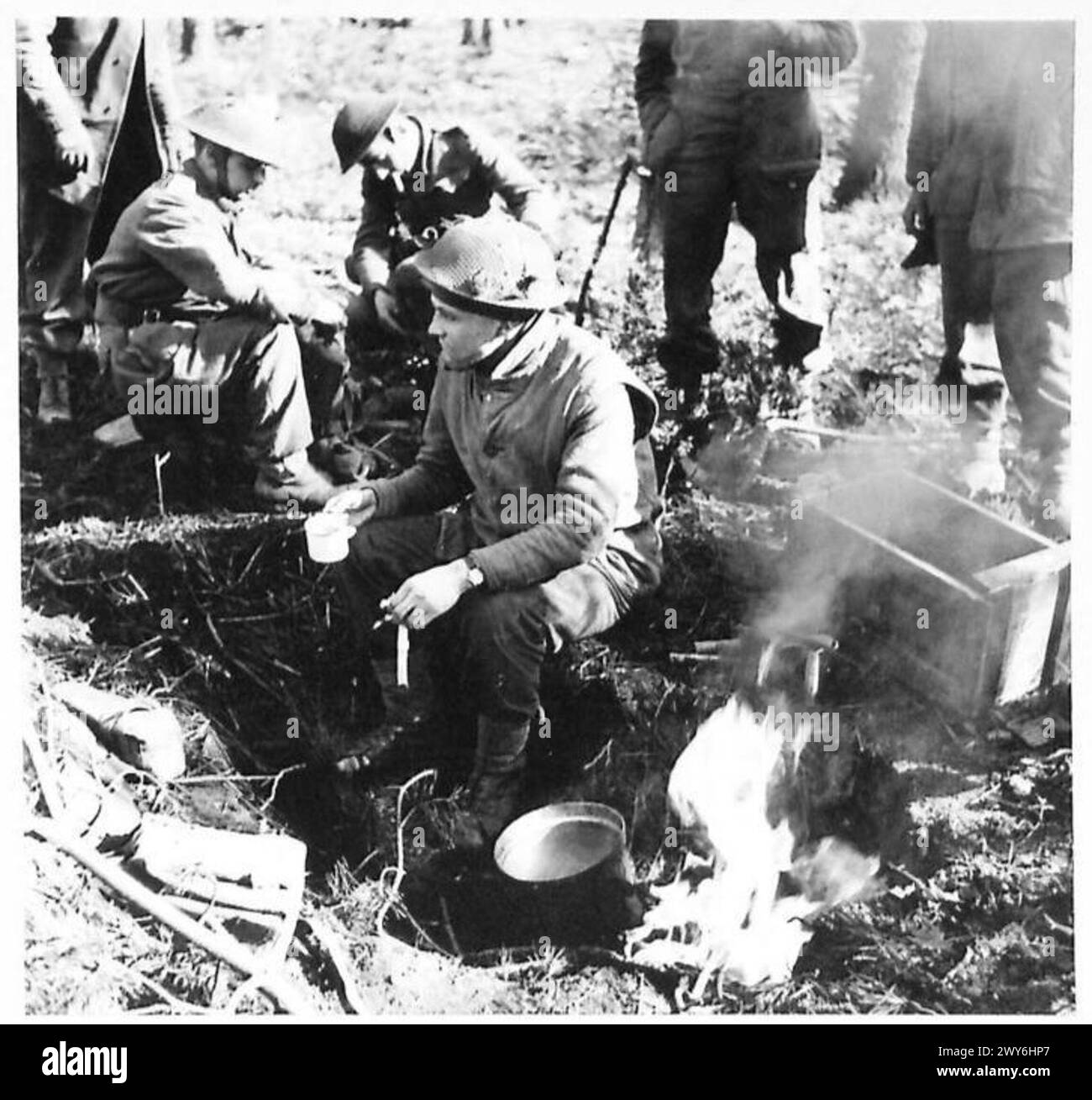 Il tenente Crowe HS di Winnipeg, Canada, attaccato all'esercito britannico, si prende un breve momento per mangiare mentre avanza verso Weeze. Foto Stock