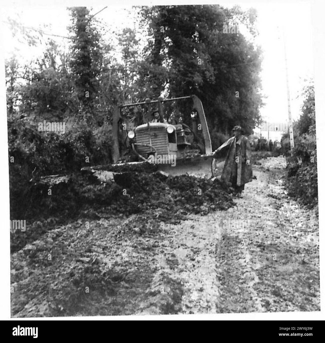 L'ESERCITO BRITANNICO NELL'EUROPA NORDOCCIDENTALE 1944-1945 - Un bulldozer al lavoro che sgombra le strade vicino a Colleville. I Royal Engineers stanno facendo ottimi lavori per mantenere le strade in buone condizioni per il pesante traffico militare che le utilizza. 615th Field Squadron, RE. , British Army, 21st Army Group Foto Stock