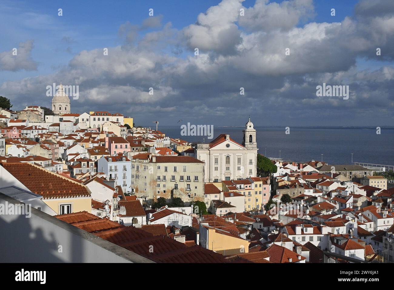 Portogallo, Lisbona: Panoramica del quartiere di Alfama, della Chiesa di Santo Estevao e del fiume Tago dal belvedere di Portas do Sol. Dietro Foto Stock