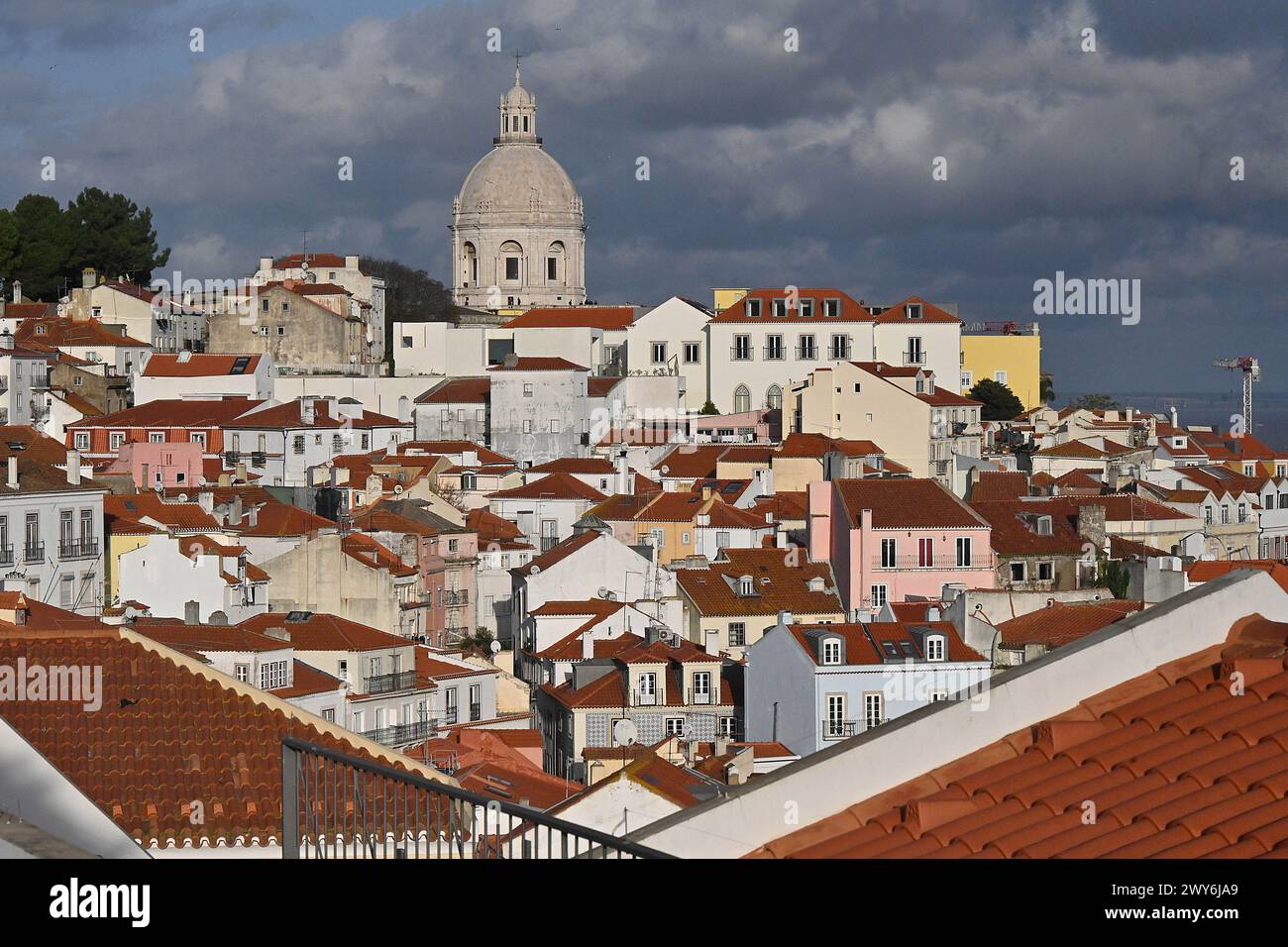 Portogallo, Lisbona: Panoramica dei tetti del quartiere di Alfama e della Chiesa di Santa Engracia convertita nel Pantheon Nazionale dal belvo Foto Stock