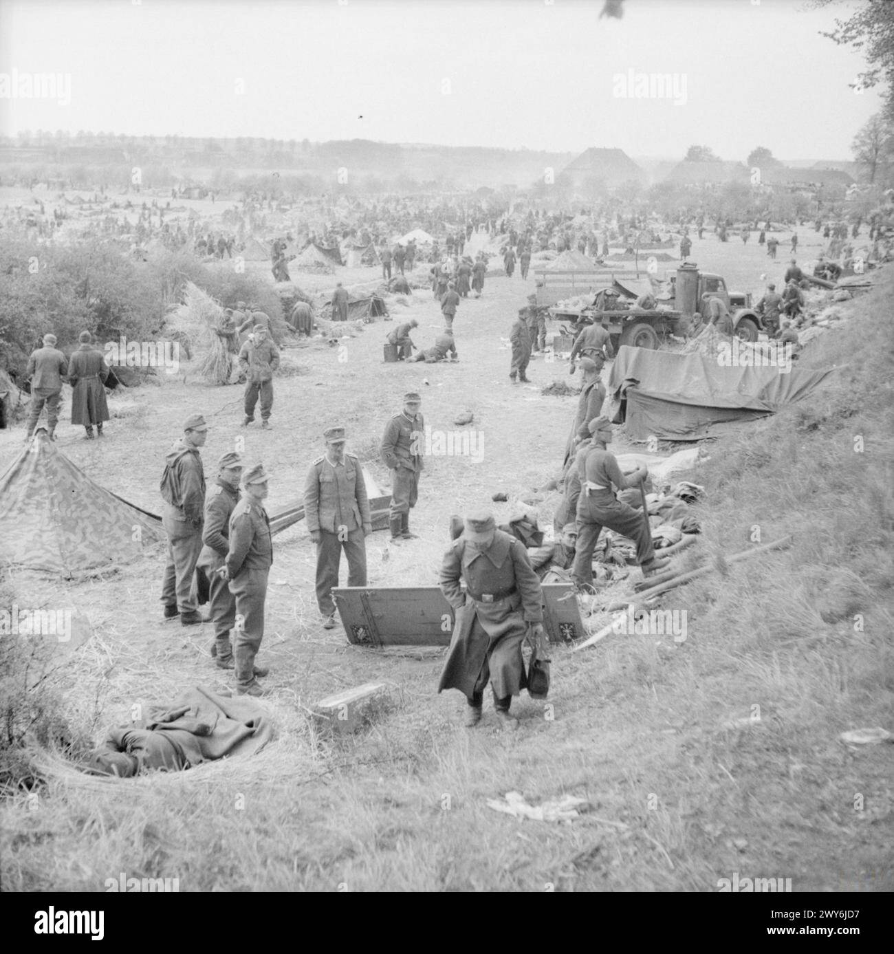 I soldati tedeschi catturati nell'area di Gadebusch sono tenuti in un campo sotto la guardia britannica dopo la sconfitta durante la seconda guerra mondiale Foto Stock