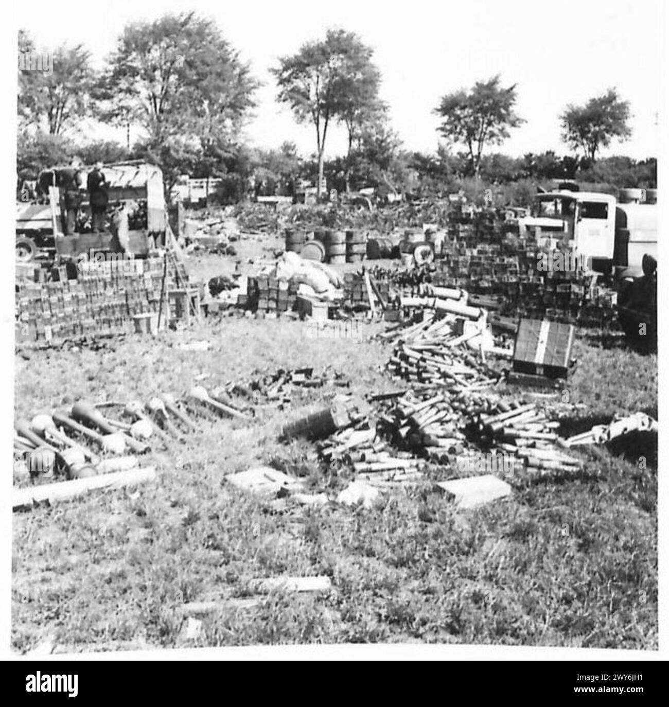 Le armi tedesche catturate, tra cui mitragliatrici, fucili, munizioni, granate a mano e biciclette, sono impilate dopo aver disarmato i soldati che attraversavano la frontiera danese dalle forze britanniche. Foto Stock