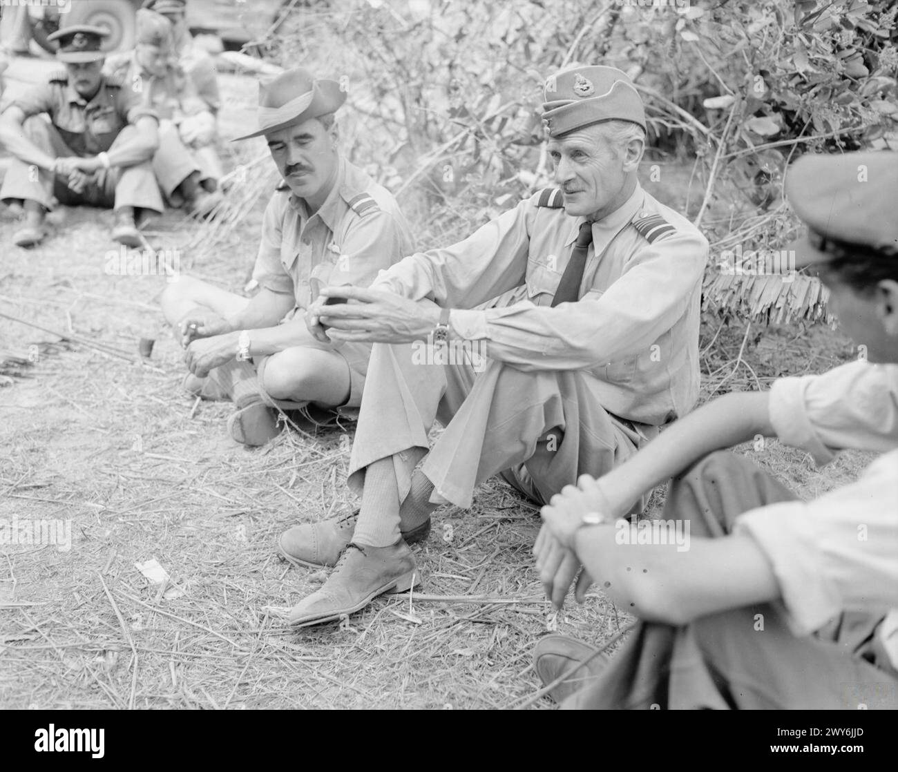 Il maresciallo dell'aria Sir Keith Park, Comandante in Capo dell'Air Command South East Asia, parla con i piloti al campo di atterraggio di Kyaukpyu sull'isola di Ramree, in Birmania, accompagnato dall'Air Commodore il Conte di Bandon del No. 224 Group RAF. Foto Stock