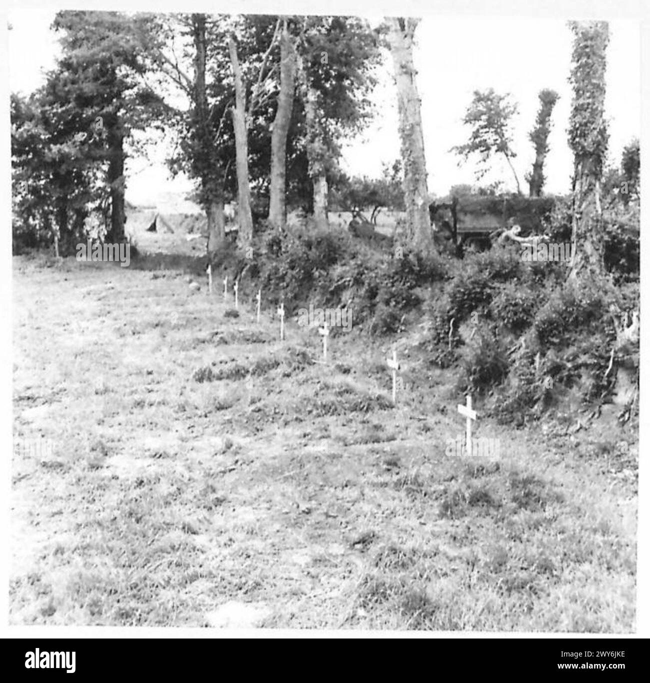 L'ESERCITO BRITANNICO NELL'EUROPA NORDOCCIDENTALE 1944-1945 - Graves di 204 Royal Engineers uccisi dal fuoco di proiettili vicino a Colleville, durante lavori stradali. , British Army, 21st Army Group Foto Stock