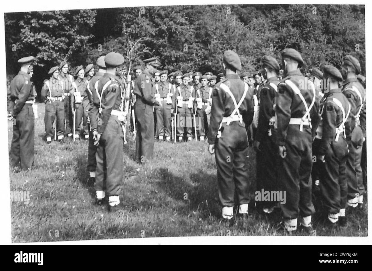 Il tenente generale Sir Miles Dempsey si rivolge ai plotoni di difesa della Second Army estratti dalla Durham Light Infantry, dal East Yorkshire Regiment e da Green Howards dopo un'ispezione, sotto il 21st Army Group. Foto Stock
