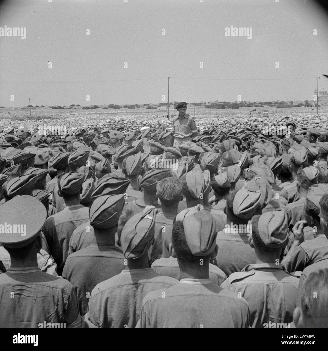 Il tenente generale Sir Bernard Montgomery, comandante dell'Ottava Armata, si rivolge alle truppe in un campo a Malta prima del loro dispiegamento in Sicilia nel 1943. Foto Stock