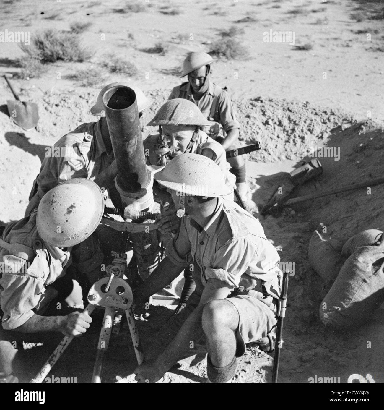 La fotografia mostra i soldati britannici che maneggiano un mortaio, un'arma d'artiglieria portatile usata per il fuoco indiretto durante le operazioni militari. Foto Stock