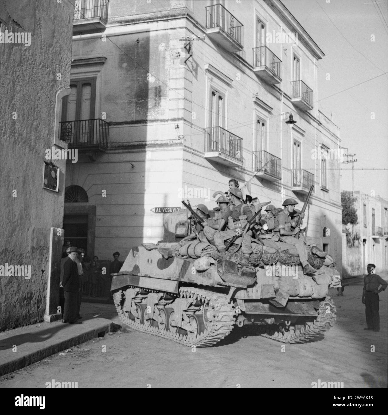L'ESERCITO BRITANNICO IN ITALIA 1943 - Sherman dei Grigi scozzesi trasportava truppe del 1/6th Queen's Regiment durante le operazioni di rastrellamento a Torre Annunciata, 1 ottobre 1943. , Foto Stock