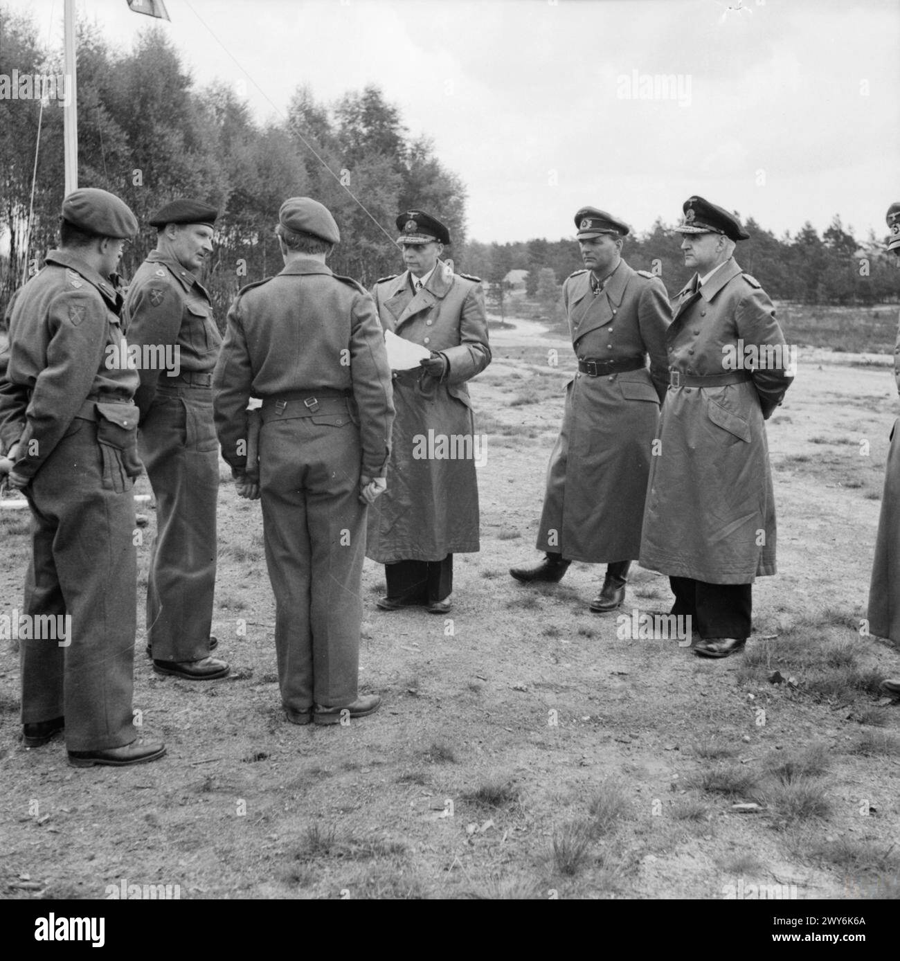 L'ESERCITO BRITANNICO NELL'EUROPA NORDOCCIDENTALE 1944-45 - il feldmaresciallo Montgomery riceve l'ammiraglio von Friedeburg e altri membri della delegazione tedesca per la resa presso il quartier generale del 21st Army Group, il 3 maggio 1945. Quelli mostrati (da sinistra a destra), colonnello James Oliver ('Joe') Ewart (alto ufficiale di stato maggiore dell'intelligence, 21st Army Group), feldmaresciallo Bernard Law Montgomery, capitano Derek Knee (interprete), ammiraglio generale Hans-Georg von Friedeburg (tedesco C-in-C della Kriegsmarine), generale Eberhard Kinzel (capo di stato maggiore del generale Busch), contrammiraglio Gerhard Wagner (capo del dipartimento operativo di th Foto Stock