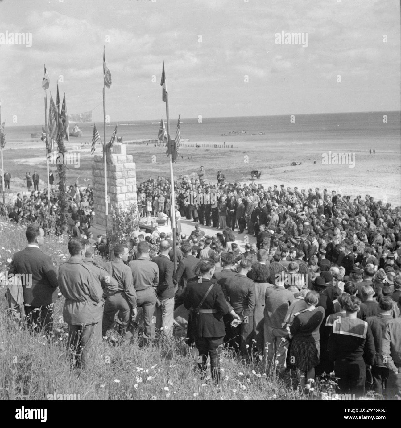 CERIMONIE PER CELEBRARE IL PRIMO ANNIVERSARIO DEL D-DAY - le folle si riuniscono intorno al memoriale delle truppe degli Stati Uniti a Omaha Beach, Laurent-sur-Mer, durante un servizio per commemorare gli sbarchi del 1944. , Foto Stock