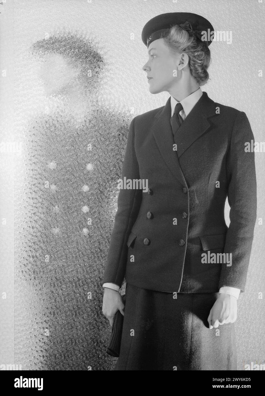 Nel novembre 1942, l'uniforme n. 5 per un rating del Women's Royal Naval Service era in uso, come regolato dall'Ammiragliato. Foto Stock