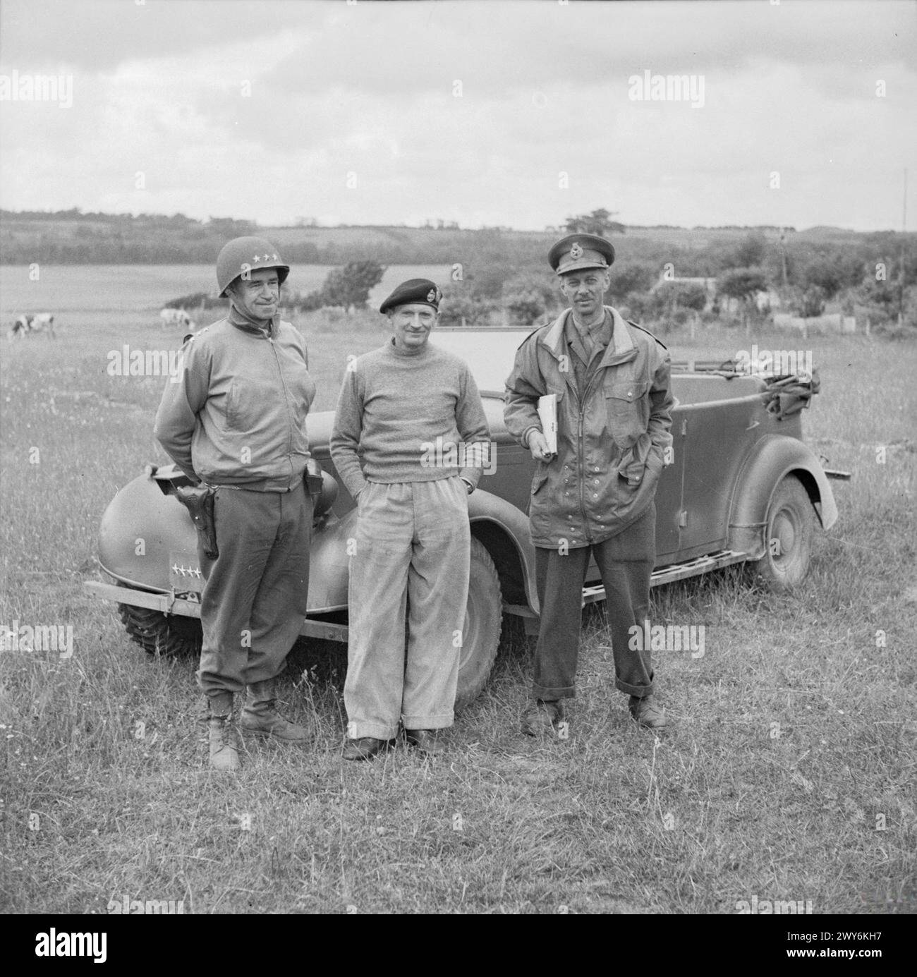 Il generale Sir Bernard Montgomery del 21st Army Group, il tenente generale Miles Dempsey della seconda Armata britannica e il tenente generale Omar Bradley della prima Armata americana posero vicino a Port-en-Bessin il 10 giugno 1944 durante la campagna di Normandia. Foto Stock
