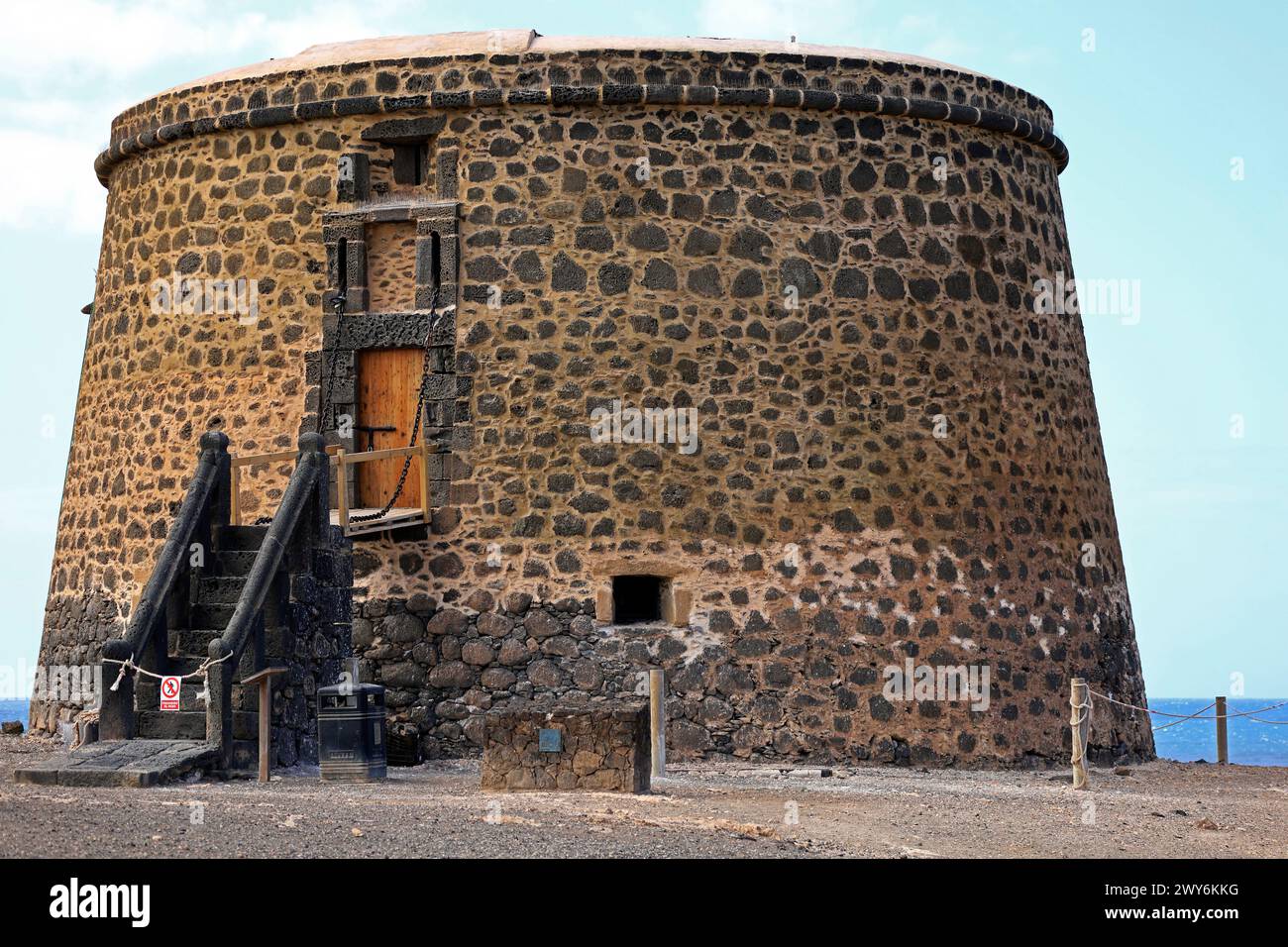 La torre fortificata Torre del Toston recentemente rinnovata a El Cotillo, Fuerteventura, Isole Canarie, Spagna. Preso nel febbraio 2024 Foto Stock