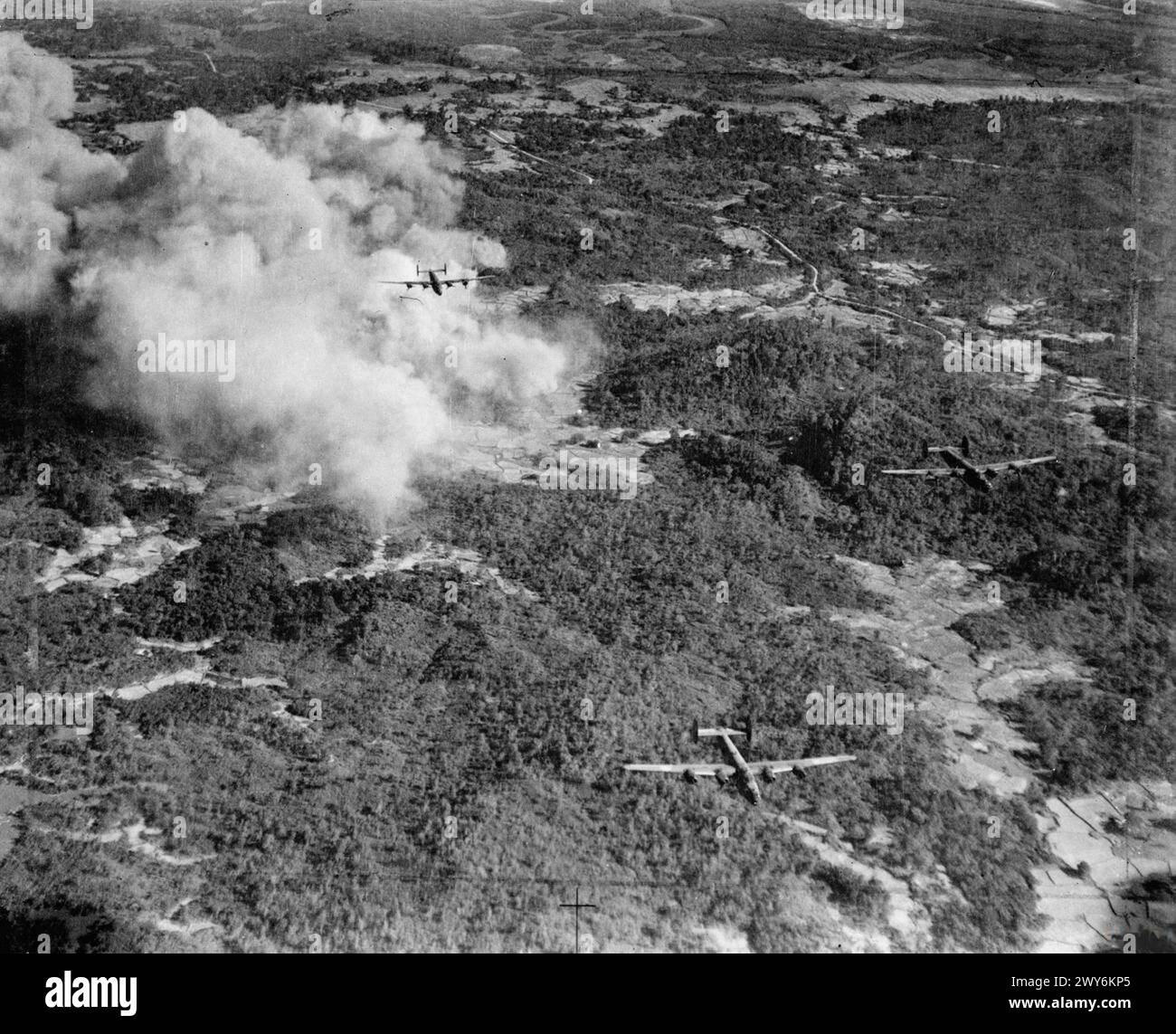 Tre Consolidated Liberator B Mark VIS del No. 356 Squadron RAF bombardano le posizioni giapponesi su Ramree Island, Birmania, prima dell'assalto via mare da parte della 26th Indian Division, illustrando l'attività operativa della Royal Air Force in Estremo Oriente, 1941-1945. Foto Stock