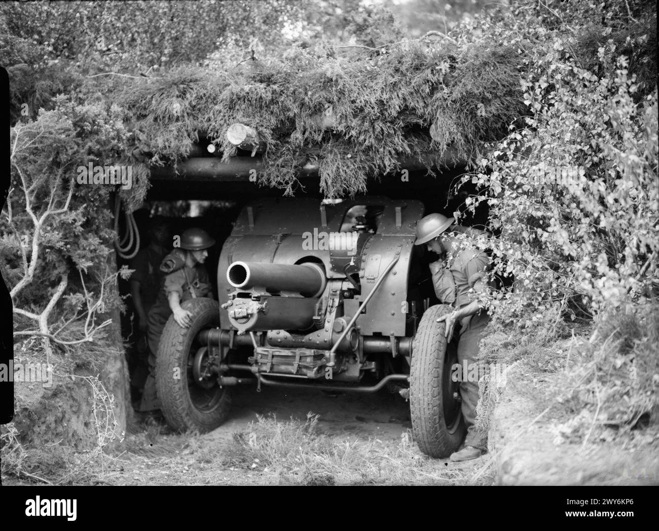 Un obice da 4,5 pollici del "D" Troop, 346th Battery, 87th Field Regiment, Royal Artillery, è stato scavato e mimetizzato il 16 luglio 1940, illustrando la preparazione dell'artiglieria difensiva nel Regno Unito durante la seconda guerra mondiale Foto Stock