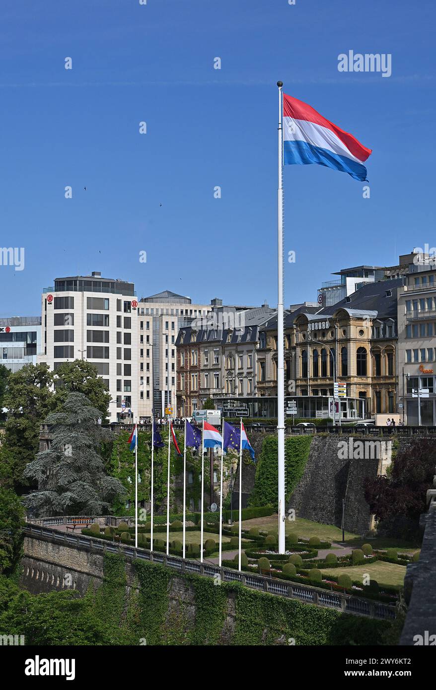 Lussemburgo: La Piazza della Costituzione è stata allestita sull'antico bastione di Beck. Bandiere lussemburghesi blu, bianche e rosse e bandiere europee in cima all'albero Foto Stock