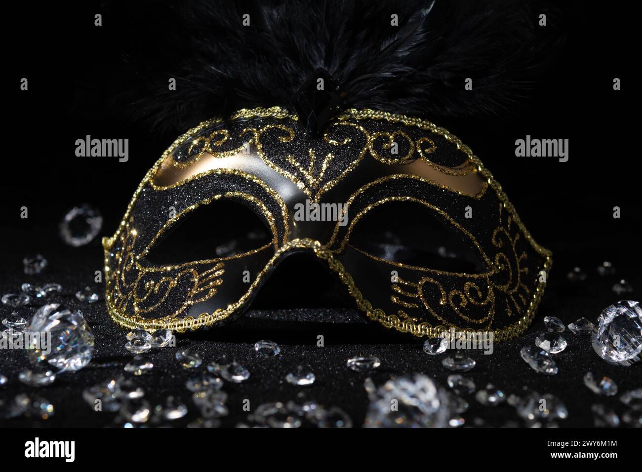 Vista ravvicinata della maschera d'oro Masquerade con pietre preziose su sfondo nero. Foto Stock