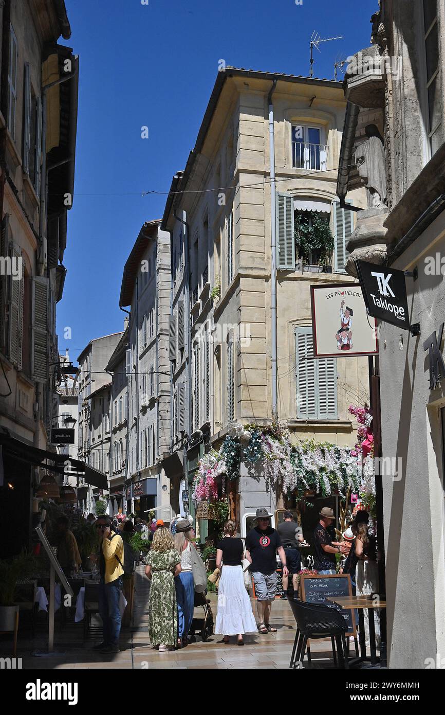 Avignone (Francia sud-orientale): Turisti e passanti in via “rue de la Bonneterie” Foto Stock