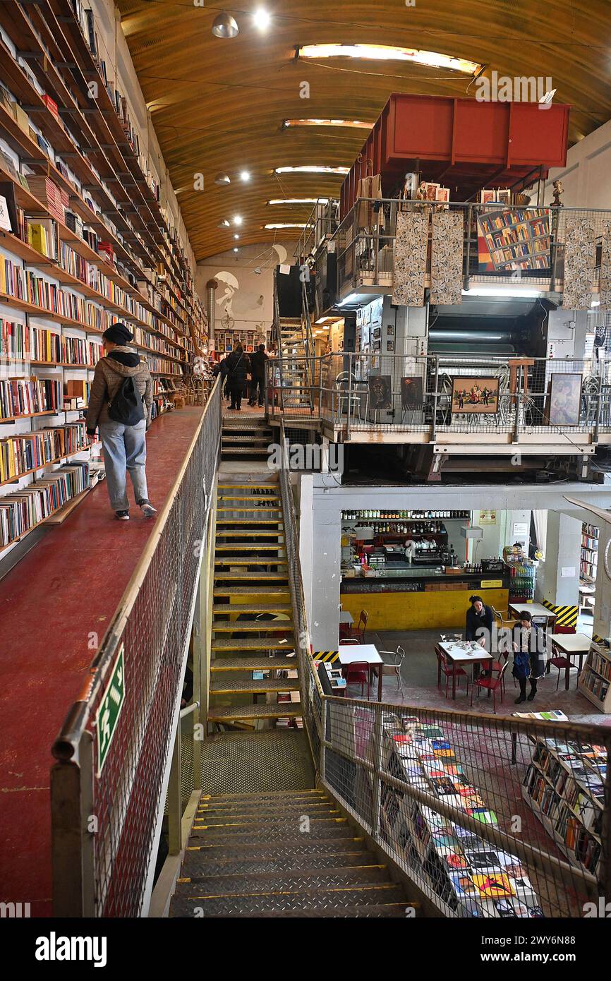 Portogallo, Lisbona: Ler Devagar, libreria all'interno della fabbrica culturale LX nel distretto dell'Alcantara Foto Stock