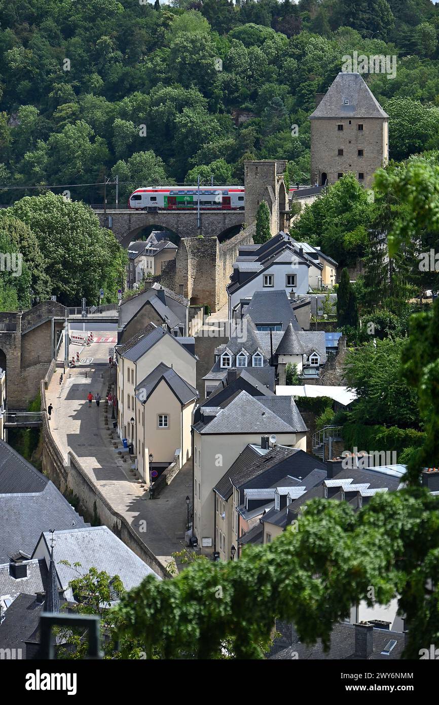 Granducato di Lussemburgo: Panoramica della "ville-basse" (parte bassa della città) e del quartiere di Grund con la Dinselpuert, o Torre Jacob, anche Foto Stock
