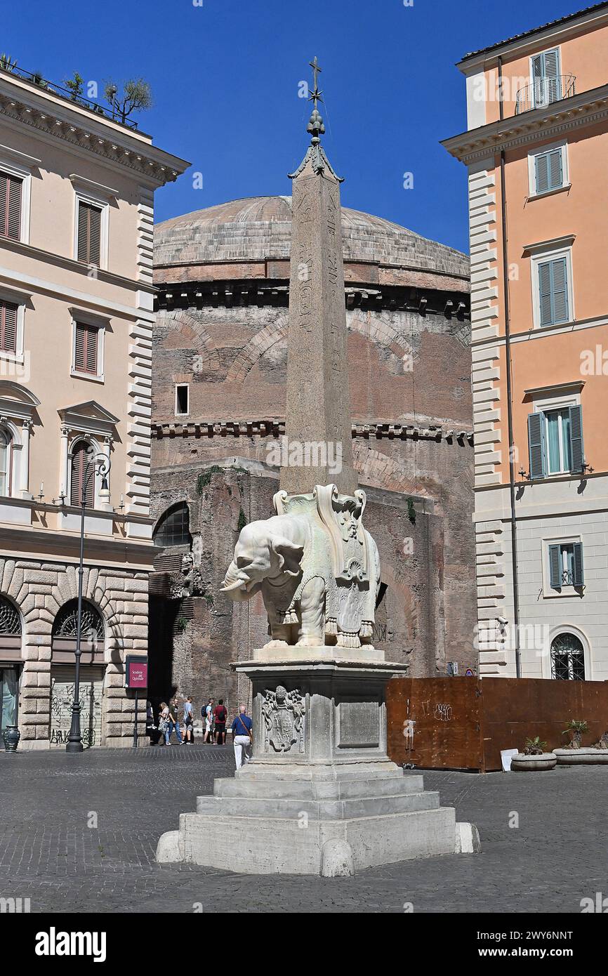 Italia, Roma: Piazza della Minerva, una piazza nel centro storico, nel rione di Pigna, situata vicino al Pantheon. Al centro della piazza, b Foto Stock