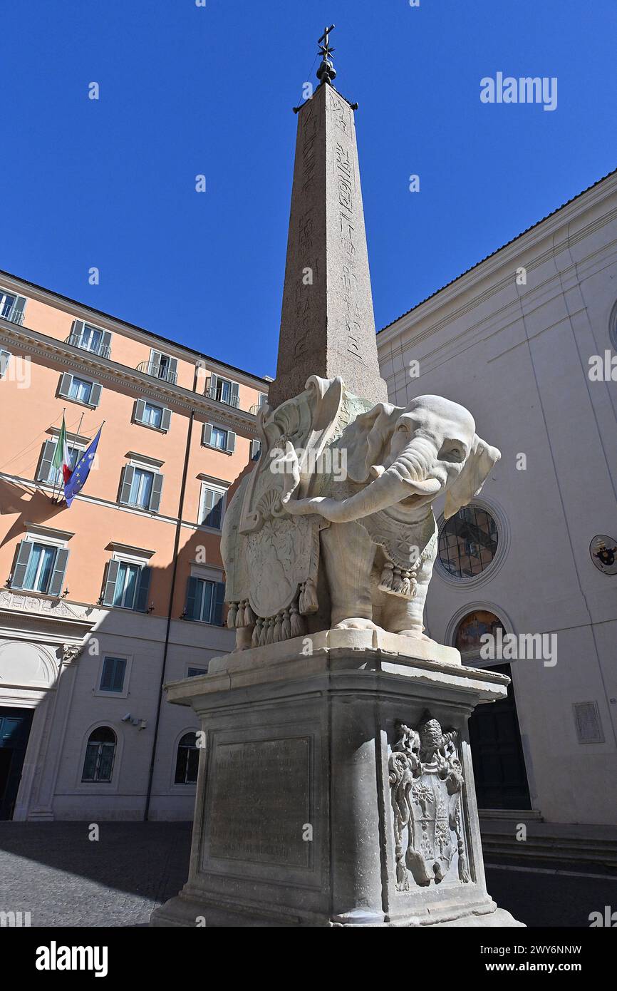 Italia, Roma: Piazza della Minerva, una piazza nel centro storico, nel rione di Pigna, situata vicino al Pantheon. Sullo sfondo, Santa Maria Foto Stock