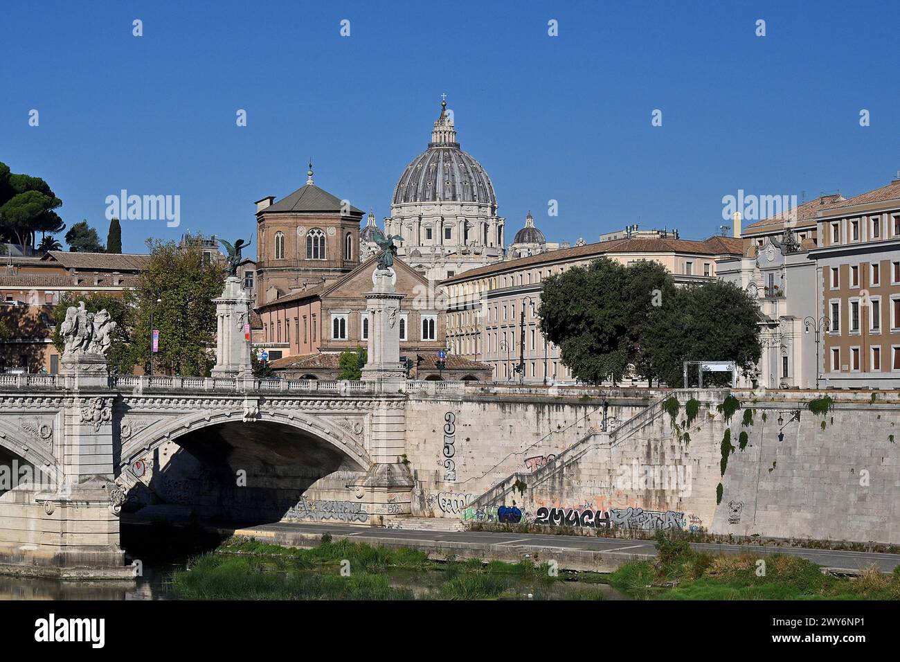 Italia, Roma: Il Vaticano, il fiume Tevere e il ponte Vittorio Emanuele II visto dal ponte Sant'Angelo Foto Stock