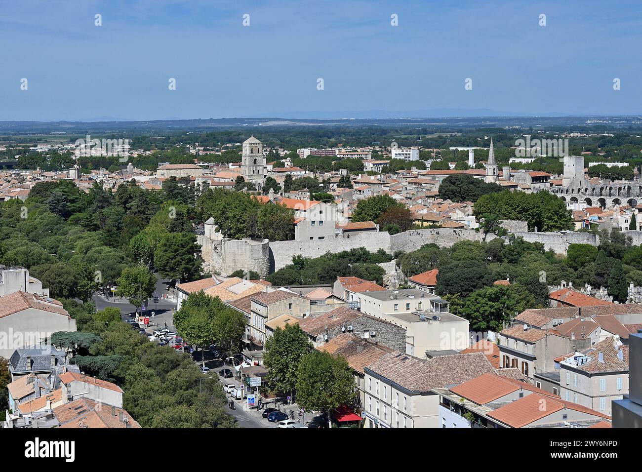 Arles (Francia sud-orientale): Panoramica della città in estate Foto Stock