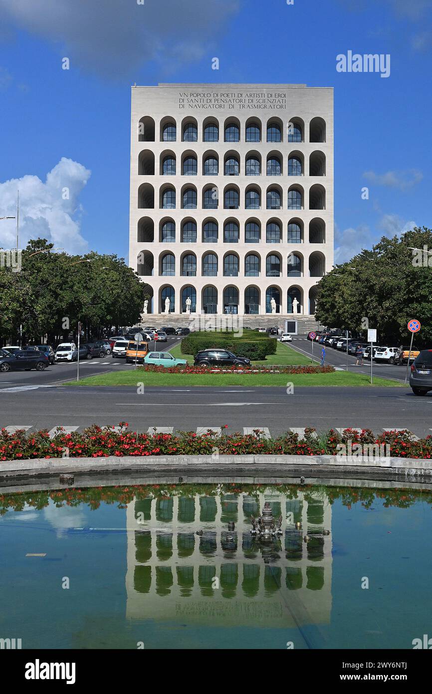 Italia, Roma: Il Palazzo della civiltà Italiana, Palazzo della civiltà Italiana, un colossale edificio bianco a forma di cubo costruito nel 1938. L'edificio dentro Foto Stock
