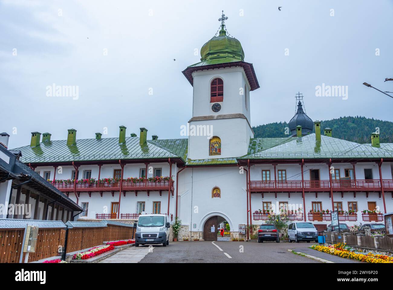 Monastero di Agapia durante una giornata nuvolosa in Romania Foto Stock