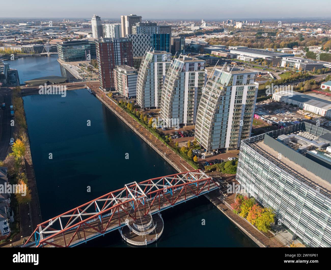 Fotografia con droni di Eerie & Huron Basin a Salford Quays che guarda oltre BUPA, Detroit Bridge, NV Buildings fino a MediaCityUK Foto Stock