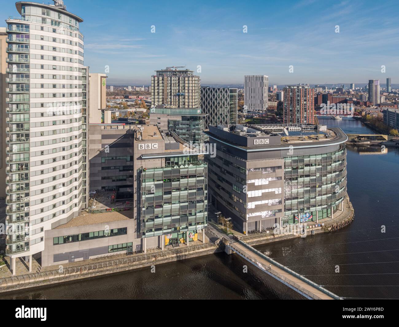 Fotografia aerea sul Canal of the Heart di Manchester Ship e sui BBC Studios di MediaCityUK, guardando verso i bacini Huron & Eerie a Salford Quays, Regno Unito Foto Stock