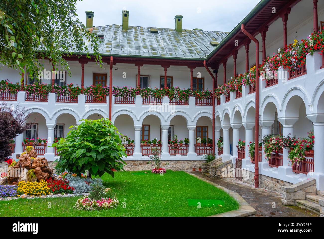 Monastero di Agapia durante una giornata nuvolosa in Romania Foto Stock