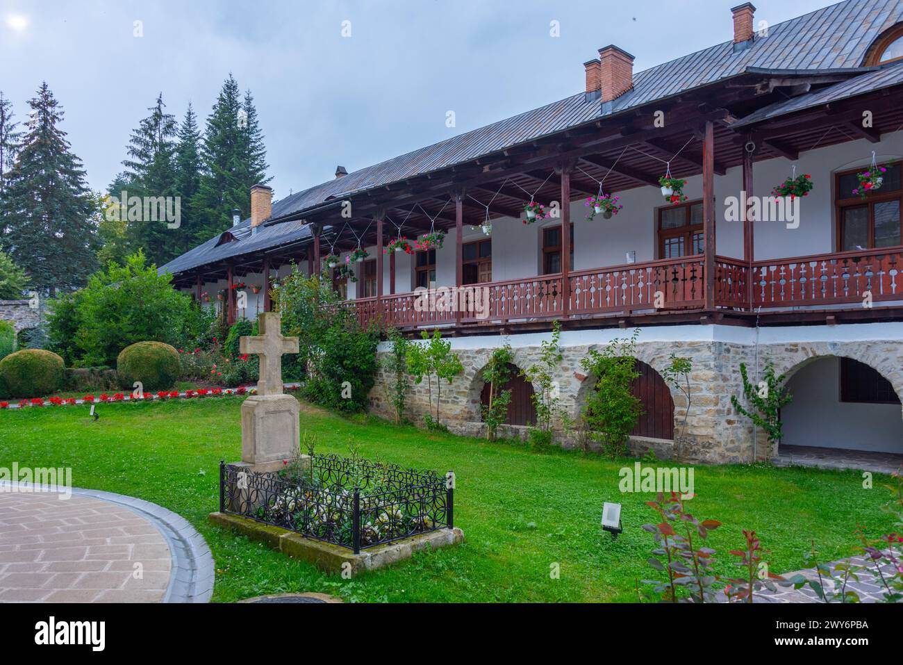 Monastero di Sihastria durante una giornata nuvolosa in Romania Foto Stock