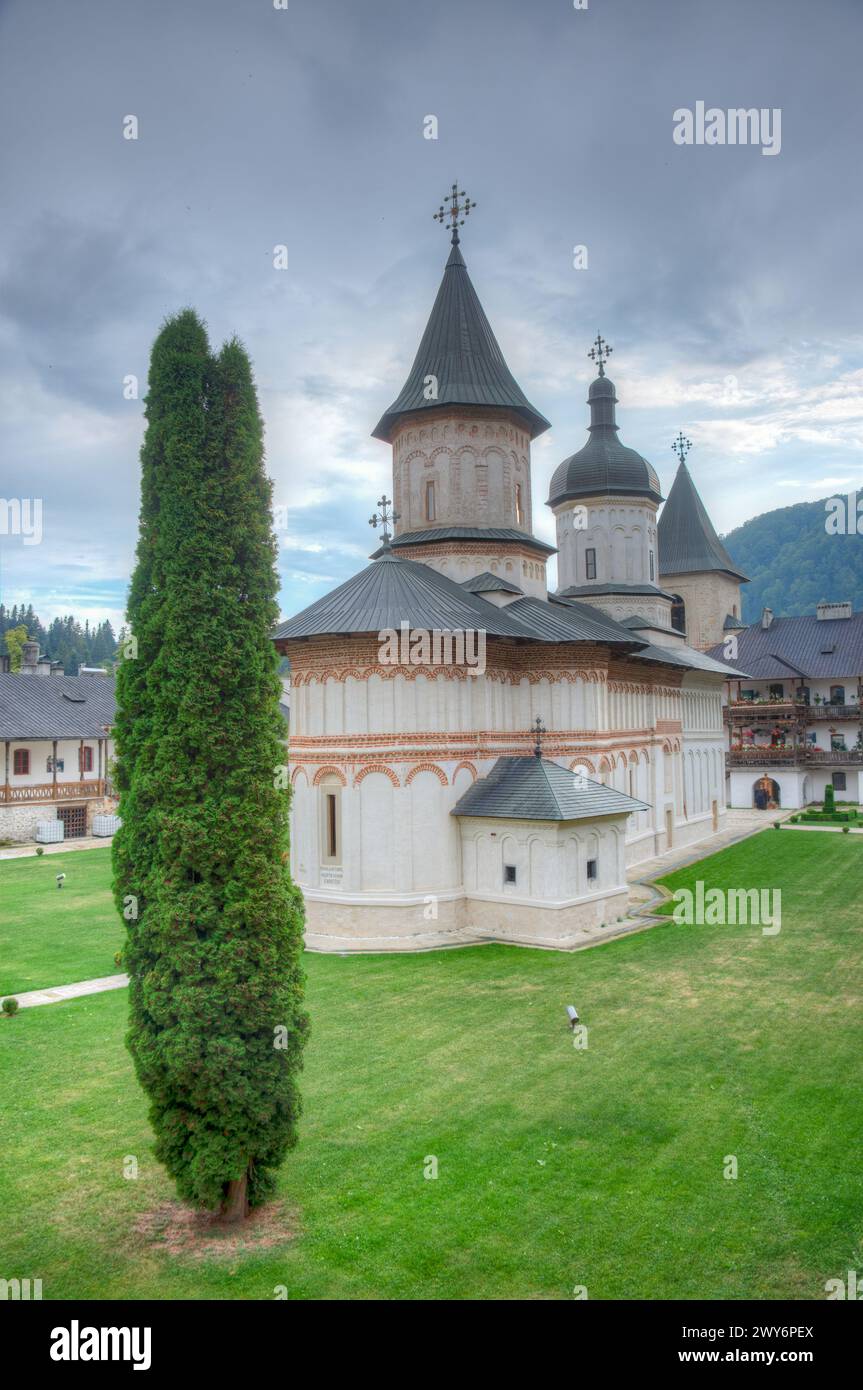 Monastero di SECU durante una giornata nuvolosa in Romania Foto Stock