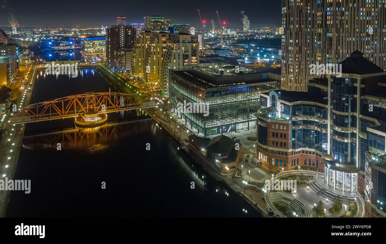 Fotografia notturna con droni di Eerie & Huron Basin a Salford Quays guardando oltre Vic, BUPA, Detroit Bridge, NV Buildings e X1 a MediaCityUK Foto Stock