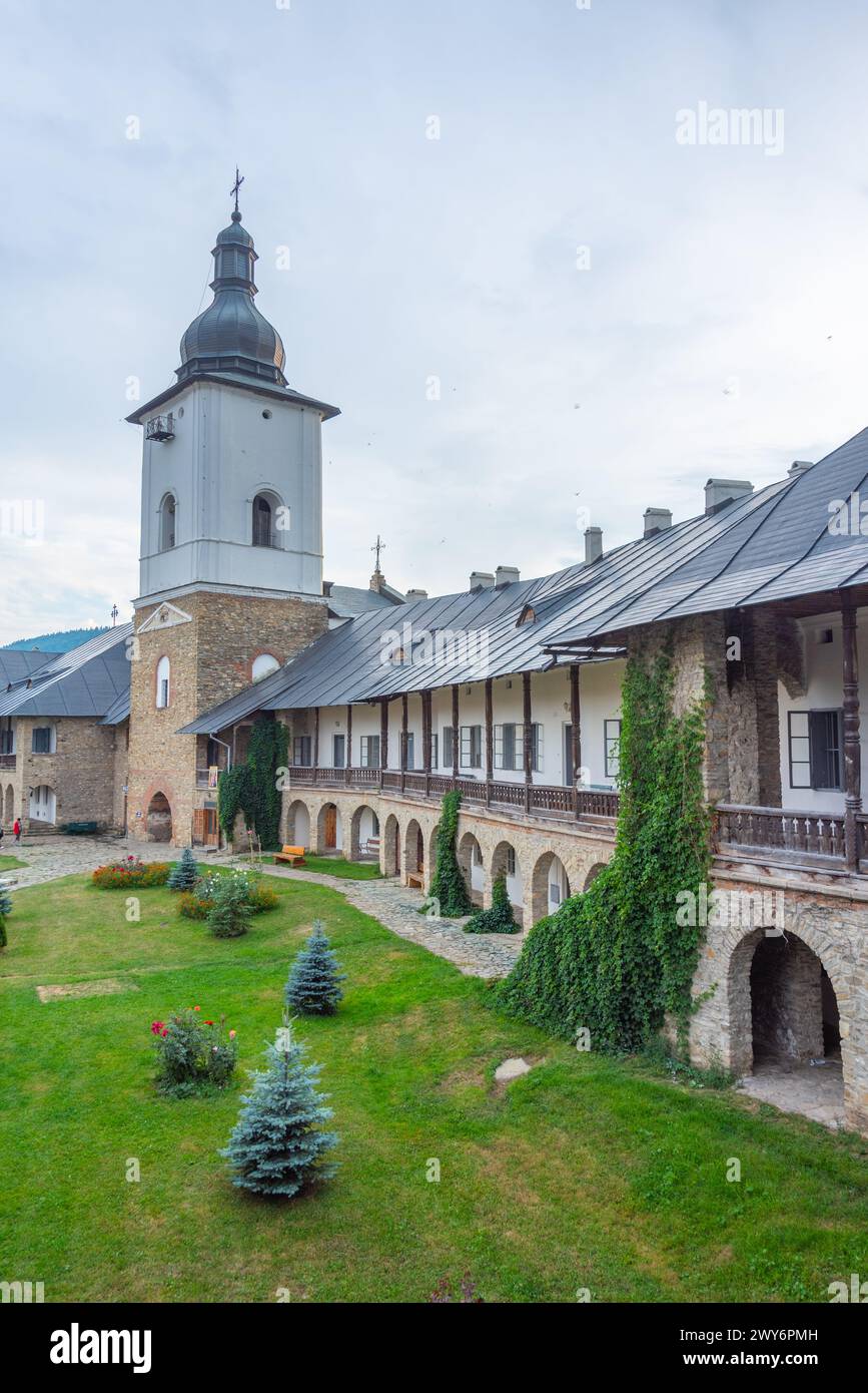 Monastero di Neamt durante una giornata nuvolosa in Romania Foto Stock