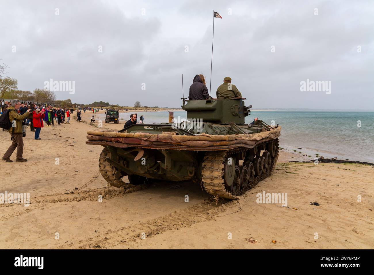 Studland, Dorset, Regno Unito. 4 aprile 2024. John Pearson, il restauratore e proprietario dell'unico carro armato completo e sopravvissuto Valentine Duplex Drive (anfibio), guida lungo le spiagge di Studland Bay, come parte dell'esercizio Smash 80th Anniversary per commemorare l'evento 80 anni fa, il 4 aprile 1944, dove circa 10.000 uomini furono coinvolti in un'esercitazione di fuoco vivo, tra cui il collaudo del carro anfibio Valentine Duplex Drive, dove sei uomini persero la vita e sette dei carri armati persero in mare. Crediti: Carolyn Jenkins/Alamy Live News Foto Stock