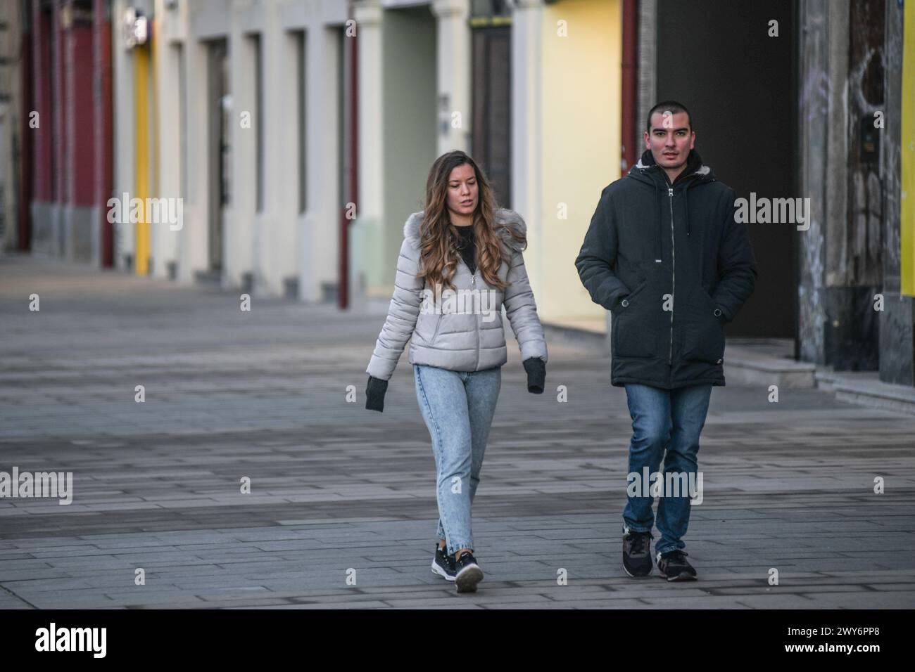 Coppia serba che cammina nella Piazza del Teatro (Pozorisni trg), Novi Sad. Serbia Foto Stock